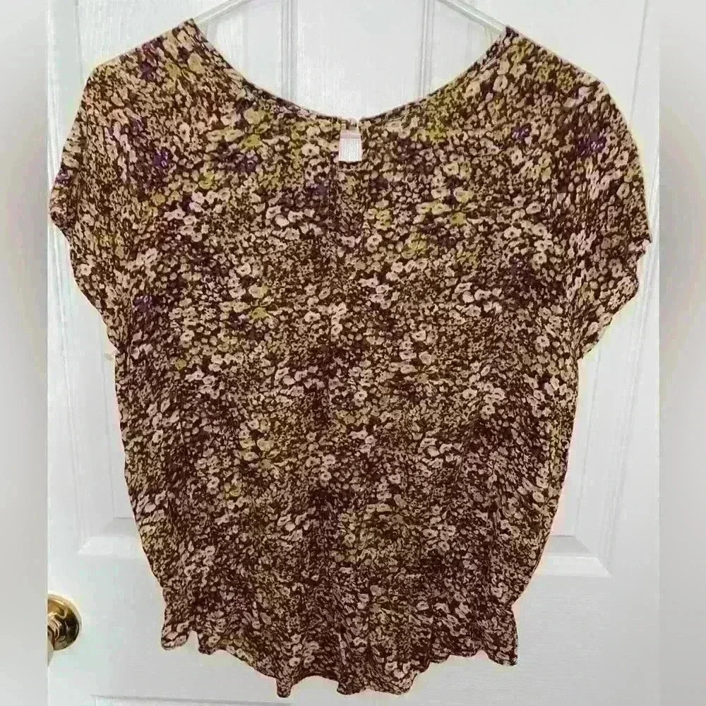 💚  3/$15 Lightweight Floral Short Sleeved Blouse - Picture 5 of 6